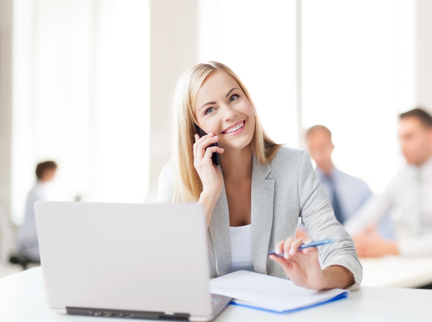 A lady smiling on the telephone
